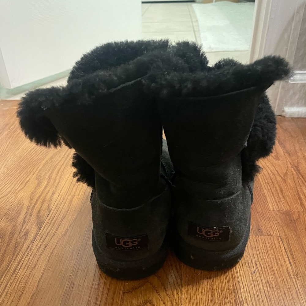 UGG - Women’s Mini Bailey Button with cozy lining!